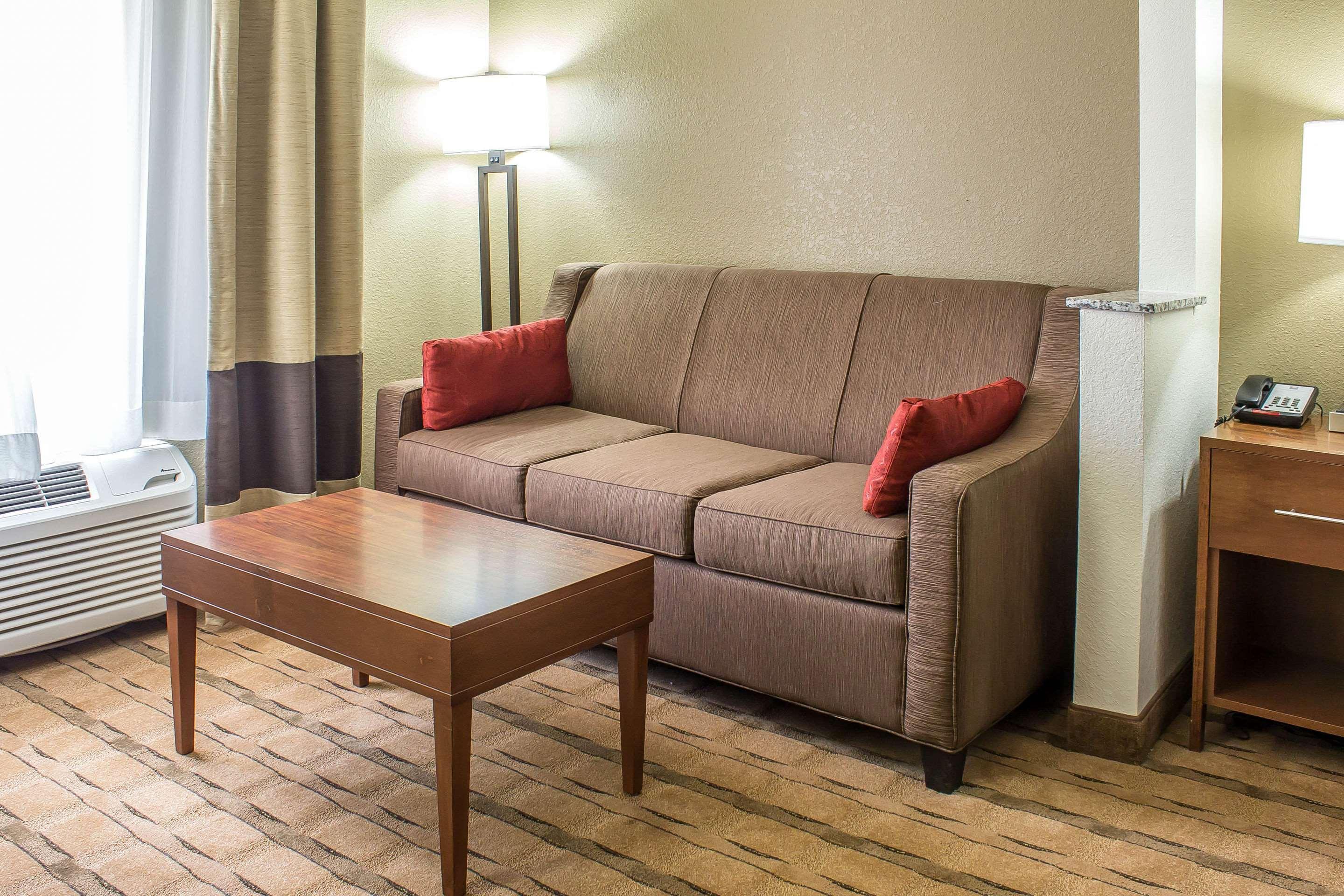 Comfort Inn & Suites Cedar Rapids North - Collins Road מראה חיצוני תמונה