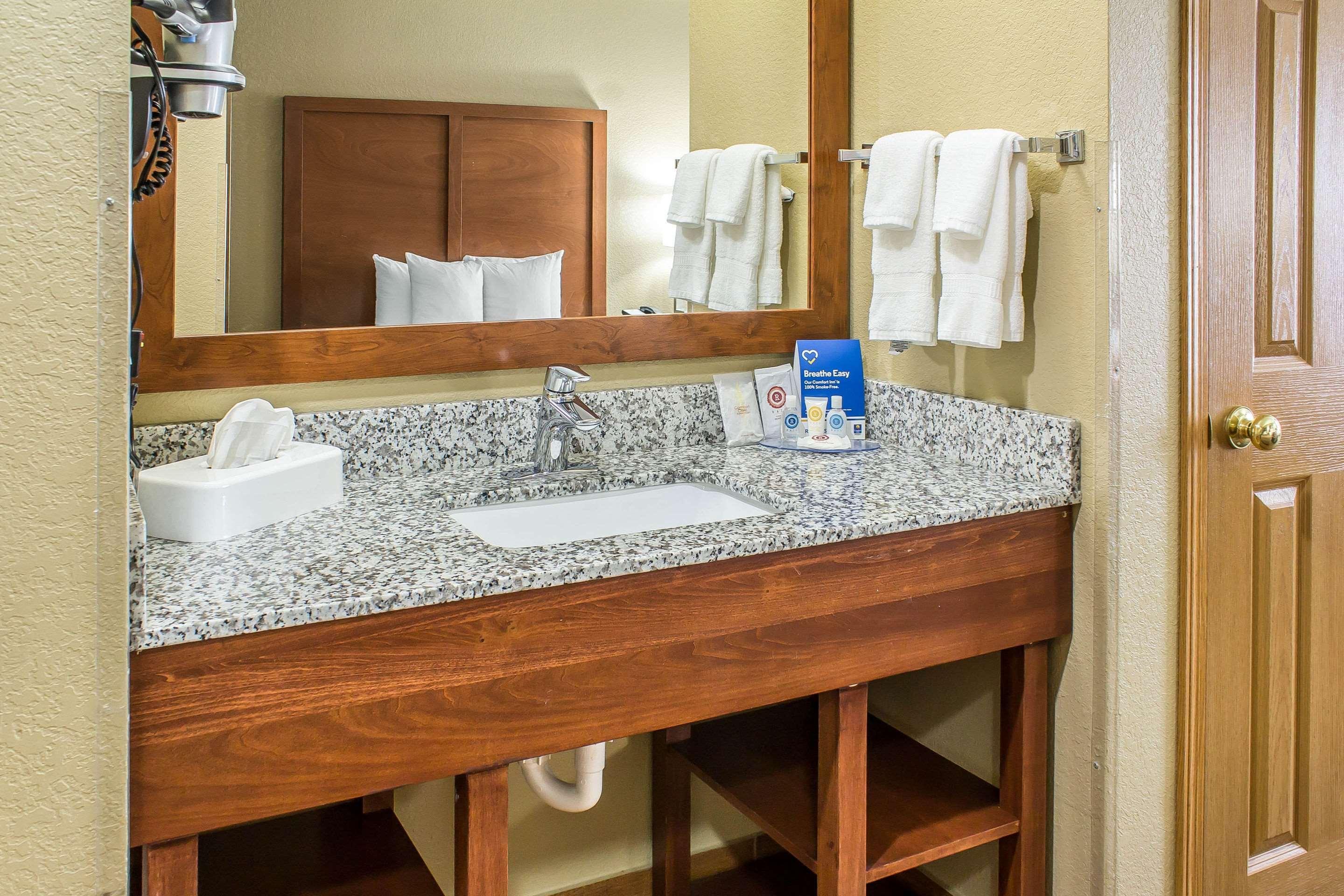 Comfort Inn & Suites Cedar Rapids North - Collins Road מראה חיצוני תמונה