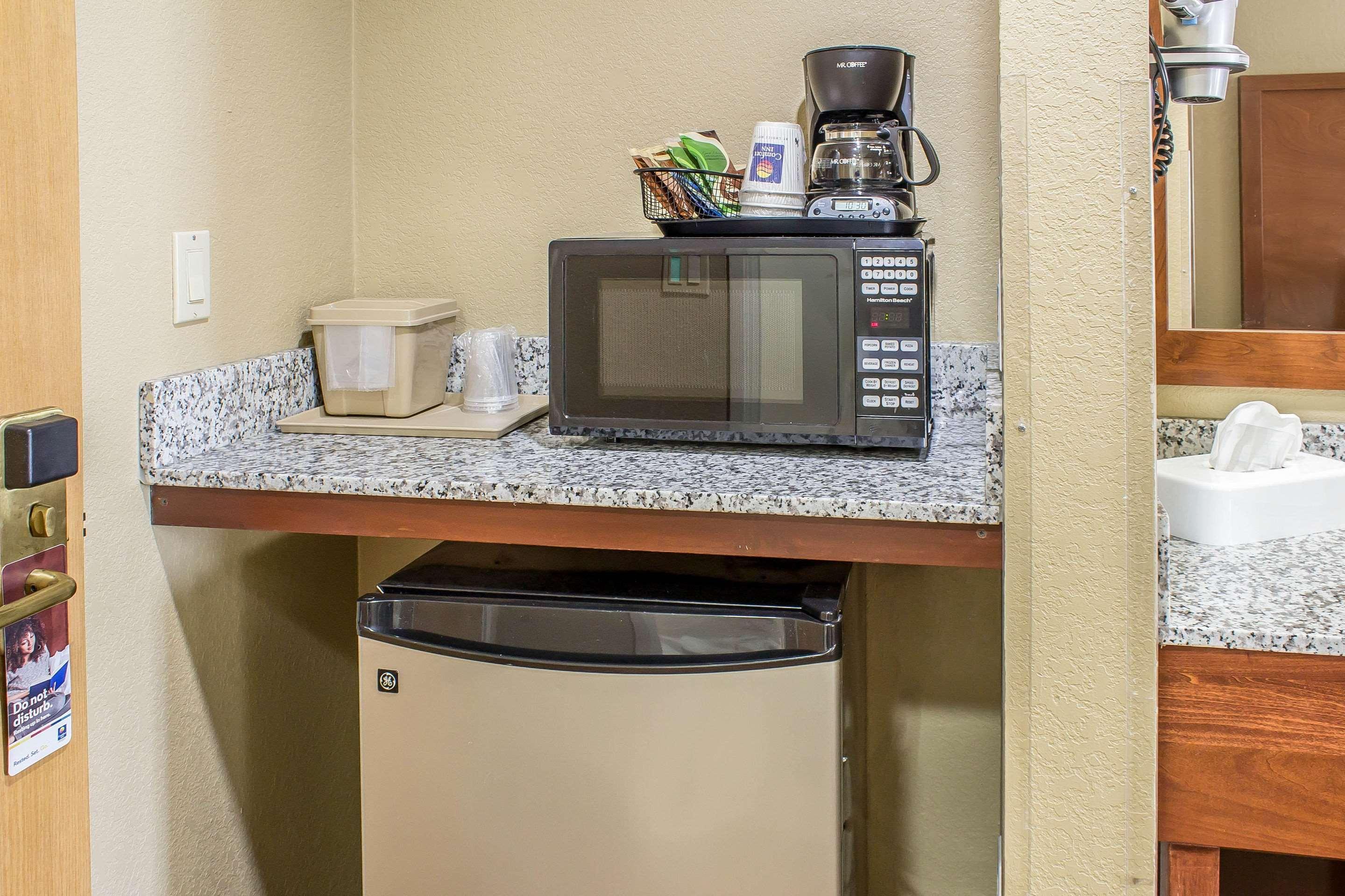 Comfort Inn & Suites Cedar Rapids North - Collins Road מראה חיצוני תמונה