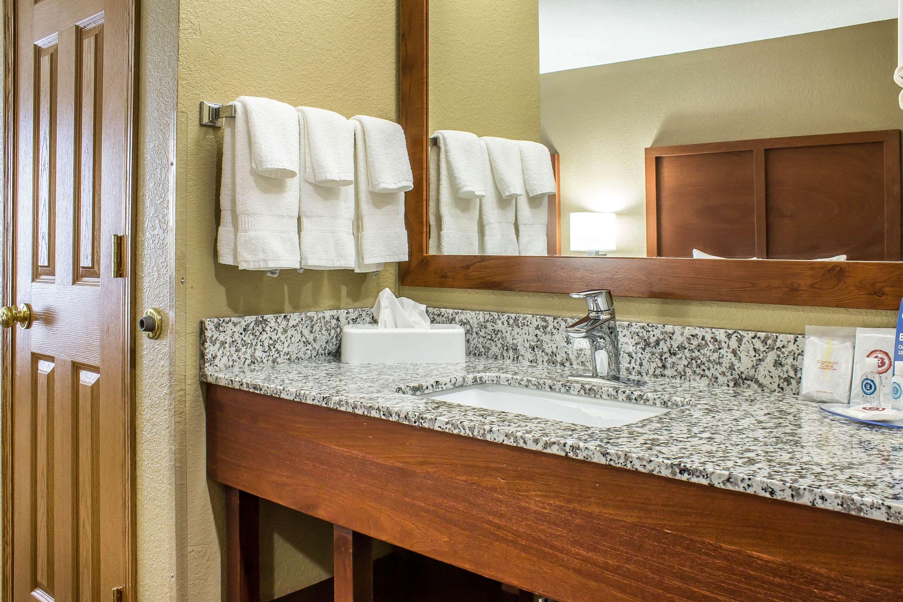 Comfort Inn & Suites Cedar Rapids North - Collins Road מראה חיצוני תמונה