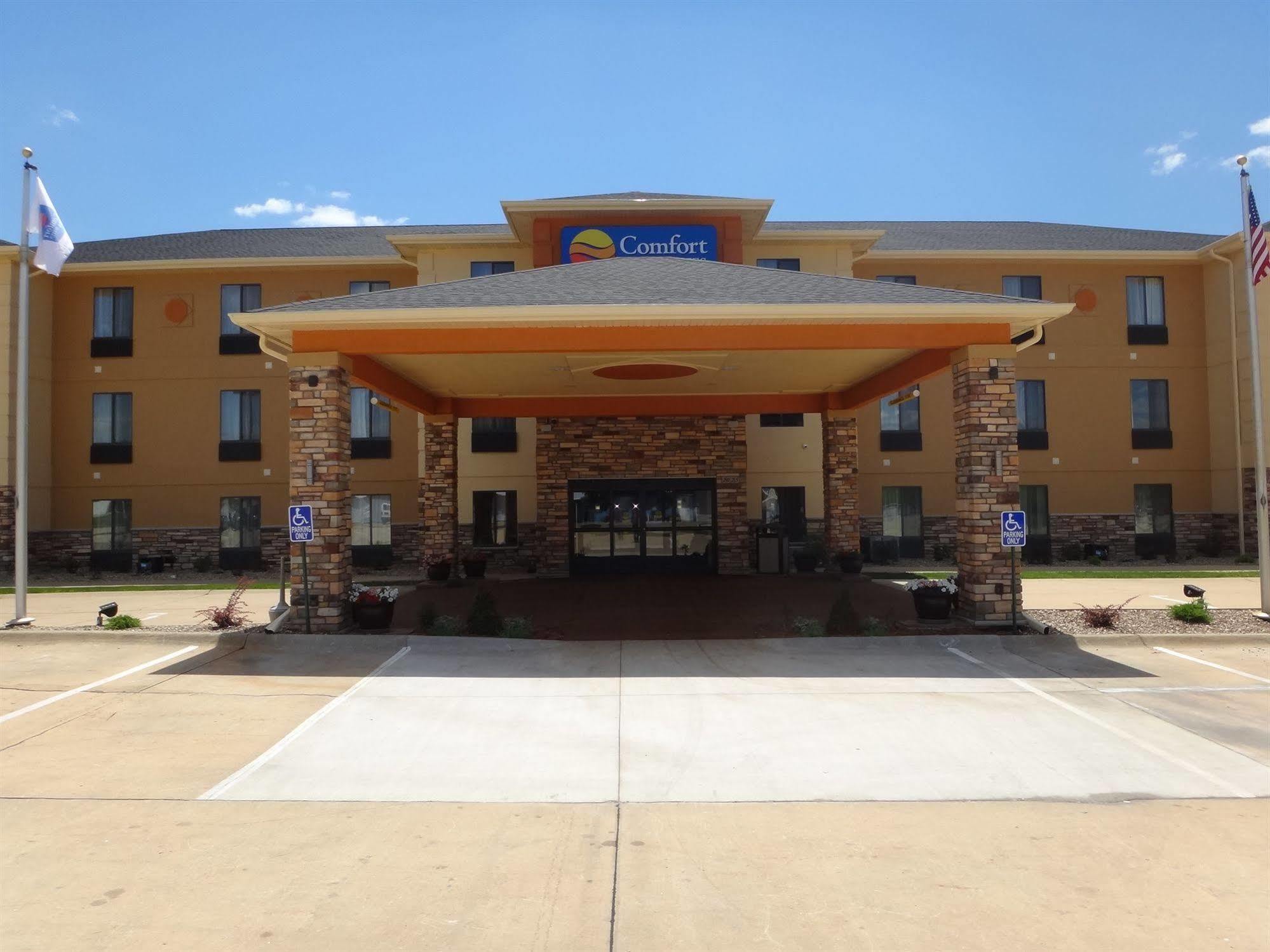 Comfort Inn & Suites Cedar Rapids North - Collins Road מראה חיצוני תמונה